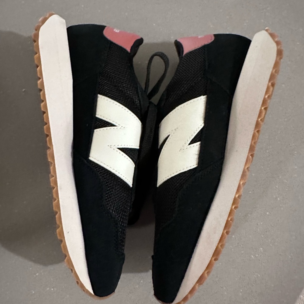 Women’s new balance, tennis shoes, size 6